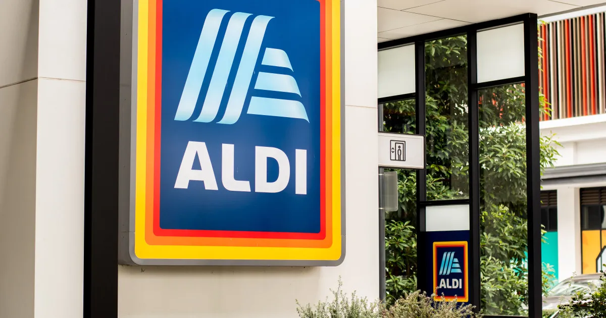 Aldi verkauft ein niedliches Retro-Hundekuscheltier direkt aus den 1980er Jahren