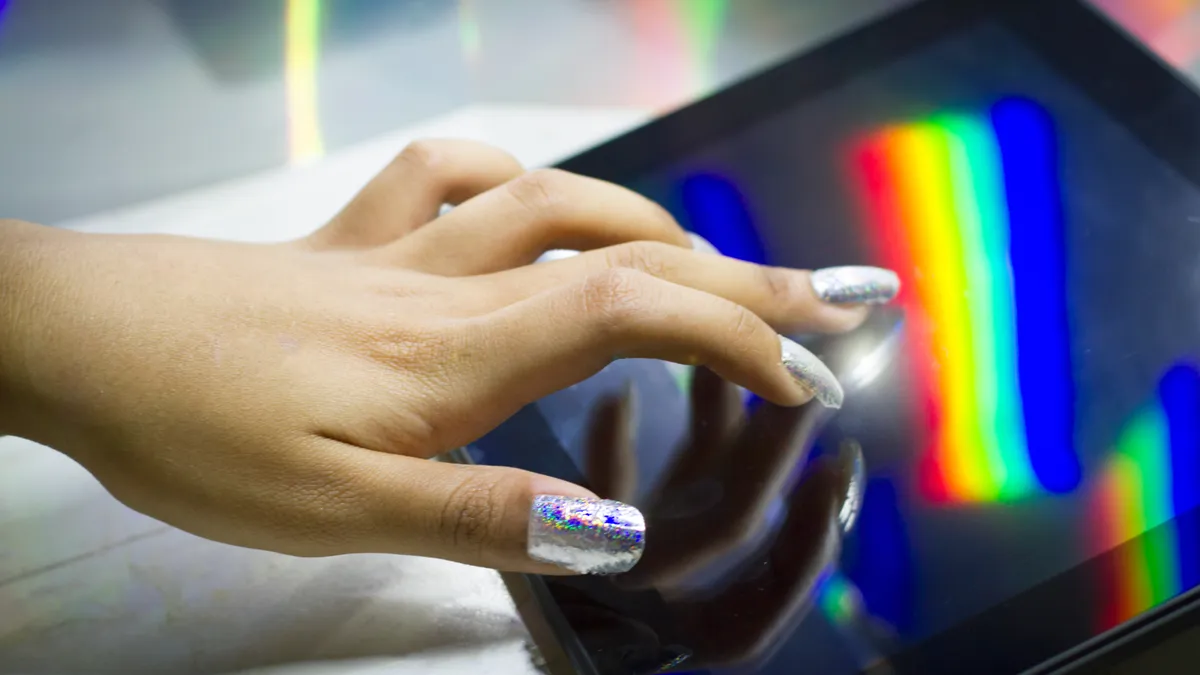 Innovation im Kosmetikbereich: Nagellack, der den Touchscreen bedienen kann